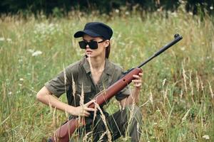 Frau Soldat nehmen Schutz mit Sonnenbrille Grün Blätter foto