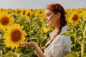 Porträt von ein Frau im ein Feld von Sonnenblumen Landwirtschaft Landschaft Natur foto