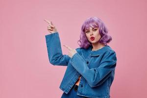 Schönheit Mode Frau wellig lila Haar Blau Jacke Emotionen Spaß Farbe Hintergrund unverändert foto