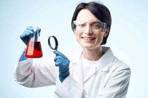 Frau Wissenschaftler chemisch Lösung Lupe Forschung foto