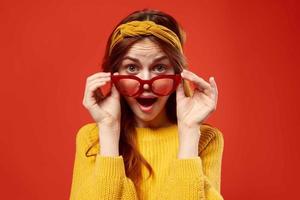 ziemlich Frau im rot Brille Stirnband Hipster Mode posieren foto