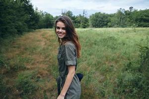 Frau auf Natur heiter Lächeln Grün Overall Reise Landschaft foto