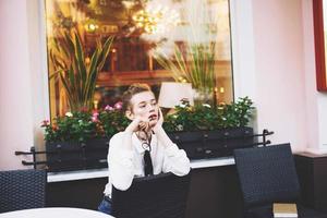 weiblich mit Brille draußen im ein Sommer- Cafe sich ausruhen Kommunikation foto