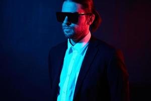 stilvoll Mann modern Stil passen Mode Sonnenbrille Neon- Licht foto