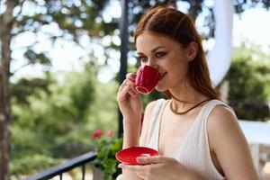 jung stilvoll Frau Trinken Kaffee draußen unverändert foto