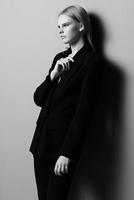 ein stilvoll Frau hält ein Jacke Halsband während posieren im das Studio. modisch stilvoll Foto. Konzept zum Kleidung Marken foto