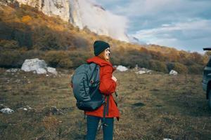 Frau Berge Landschaft Ferien Rucksack Reise Tourismus Hut Himmel Wolken foto