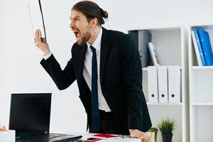 Mann im ein passen offiziell Unterlagen Arbeit Büro Lebensstil foto