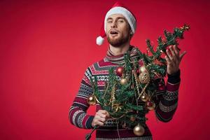 Mann tragen Weihnachten Kleider Weihnachten Baum Dekoration Urlaub foto