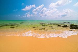 wunderschönes Paradies tropischer Strand und Meer foto