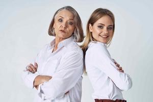 Mama und Tochter im Weiß Hemden Stand Seite durch Seite Emotion Familie Liebe foto