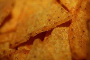 hausgemacht Tortilla würzig Chips gemacht mit eben Brot und gebacken im Ofen schließen oben Makro Hintergrund groß Größe hoch Qualität sofortig Essen druckt foto