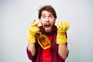 Mann tragen Gummi Handschuhe Waschmittel Hausaufgaben Lebensstil foto