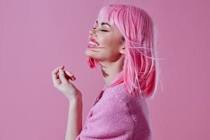 Porträt von ein charmant Dame modern Stil Rosa Haar rot Lippen Mode Rosa Hintergrund unverändert foto