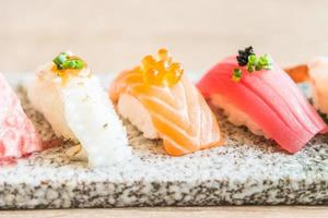 Selektiver Fokuspunkt auf Sushi-Rolle foto