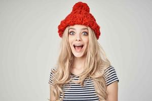 schön Frau im ein gestreift T-Shirt rot Hut abgeschnitten Aussicht Glanz foto