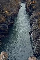 Berge Herbst Wald Fluss Landschaft Natur Reise foto