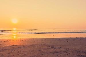 schöner Sonnenaufgang am Strand foto