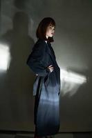 dunkel Hintergrund Erwachsene Modell- Mantel isoliert Hintergrund foto