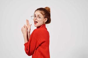 schön Frau im ein rot Sweatshirt Lebensstil Licht Hintergrund foto