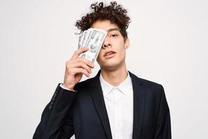 Mann im ein passen ein bündeln von Geld im das Hände von ein Geschäftsmann Selbstvertrauen foto