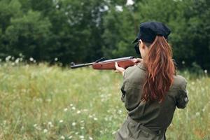 Frau auf draussen Zielen mit Waffen frisch Luft Jagd Lebensstil Waffen foto