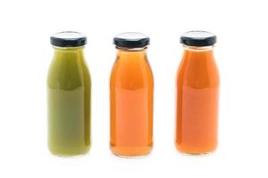 Obst- und Gemüsesaftflaschen lokalisiert auf weißem Hintergrund foto