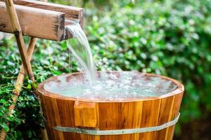 hölzern Fässer zum natürlich Onsen, Dampf heiß Wasser von natürlich heiß Federn, Sanft Fokus. foto