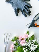 sprühen Rosa und Weiß Blumen mit Gartenarbeit Werkzeuge foto