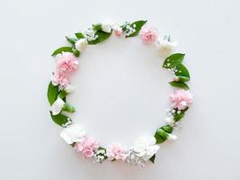 runden Rahmen von Rosa und Weiß Nelken, Blätter foto