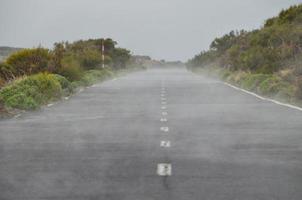 Straße durch das szenisch Landschaft foto