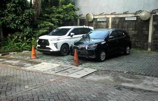 Jakarta, Indonesien - - März 30., 2023 - - modern Neu Toyota Auto Anzeige mit Weiß und schwarz Farbe isoliert Foto auf Öffentlichkeit draussen Backstein Straßen.