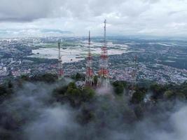 Antenne Aussicht Telekommunikation Turm beim Hügel oben foto