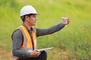 Umwelt Ingenieure Arbeit beim Wasser Quelle zu prüfen zum Verunreinigungen im Wasser Quellen und Analysieren Wasser Prüfung Ergebnisse zum wiederverwenden.welt Umgebung Tag Konzept. foto