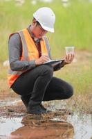 Umwelt Ingenieure Arbeit beim Wasser Quelle zu prüfen zum Verunreinigungen im Wasser Quellen und Analysieren Wasser Prüfung Ergebnisse zum wiederverwenden.welt Umgebung Tag Konzept. foto