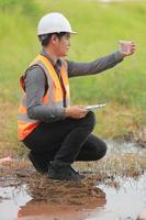 Umwelt Ingenieure Arbeit beim Wasser Quelle zu prüfen zum Verunreinigungen im Wasser Quellen und Analysieren Wasser Prüfung Ergebnisse zum wiederverwenden.welt Umgebung Tag Konzept. foto