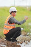 Umwelt Ingenieure Arbeit beim Wasser Quelle zu prüfen zum Verunreinigungen im Wasser Quellen und Analysieren Wasser Prüfung Ergebnisse zum wiederverwenden.welt Umgebung Tag Konzept. foto