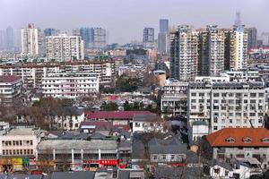 Wuhan, China - - jan 24, 2017- Gelb Kran Turm gegen Blau Himmel im Schlange hügel, Wuhan, China. das drei Chinesisch Zeichen bedeuten Gelb Kran Turm. foto