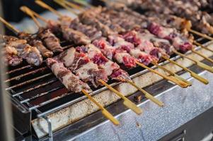 schließen oben roh Rindfleisch Spieße auf das Herd.Straße Essen auf das Gehen Straße foto