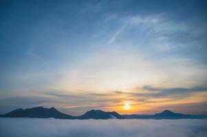schön Sonnenaufgang mit Meer von Nebel im das früh morgen beim phu thok Chiang Khan Kreis Löwe Stadt thailand.chiang Khan ist ein alt Stadt, Dorf und ein sehr Beliebt Ziel zum thailändisch Touristen foto