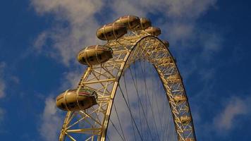 Ferris Rad im das Amüsement Park auf Hintergrund von Blau Himmel mit Wolken. niedrig Winkel Aussicht von ein groß Ferris Rad. foto