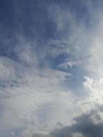 schöne weiße Wolken auf tiefblauem Himmelshintergrund. Große, helle, weiche, flauschige Wolken bedecken den gesamten blauen Himmel. foto