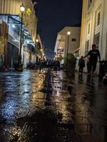 Nacht Gehhilfe auf das Licht von Innenstadt Stadt. das Foto ist geeignet zu verwenden zum Stadt Landschaft Hintergrund und Nacht Licht.