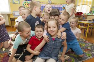 viele Kinder im Kindergarten. ein Gruppe von sechs Jahr alt Jungs und Mädchen. foto