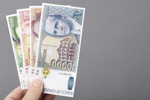 Spanisch Geld im das Hand auf ein grau Hintergrund foto