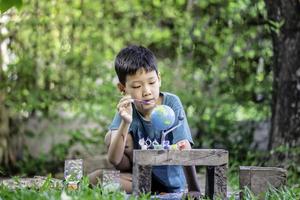 konzentriert asiatisch Junge Färbung Solar- System Spielzeuge, sensorisch Aktivität, Lernen Werkzeuge beim heim. foto