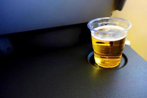 Bier im das Plastik Tasse Portion auf das Flug. foto
