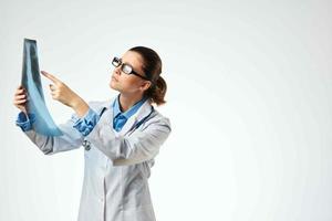weiblich Arzt Medizin Röntgenstrahlen Krankenhaus Behandlung Arbeit foto