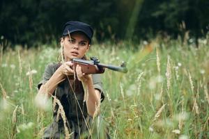 Militär- Frau Frau mit Waffe Jagd Versteck Lebensstil schwarz Deckel foto
