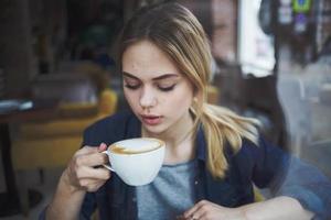 Frau mit ein Tasse von Kaffee im ein Restaurant Ferien Geselligkeit Frühstück Lebensstil foto